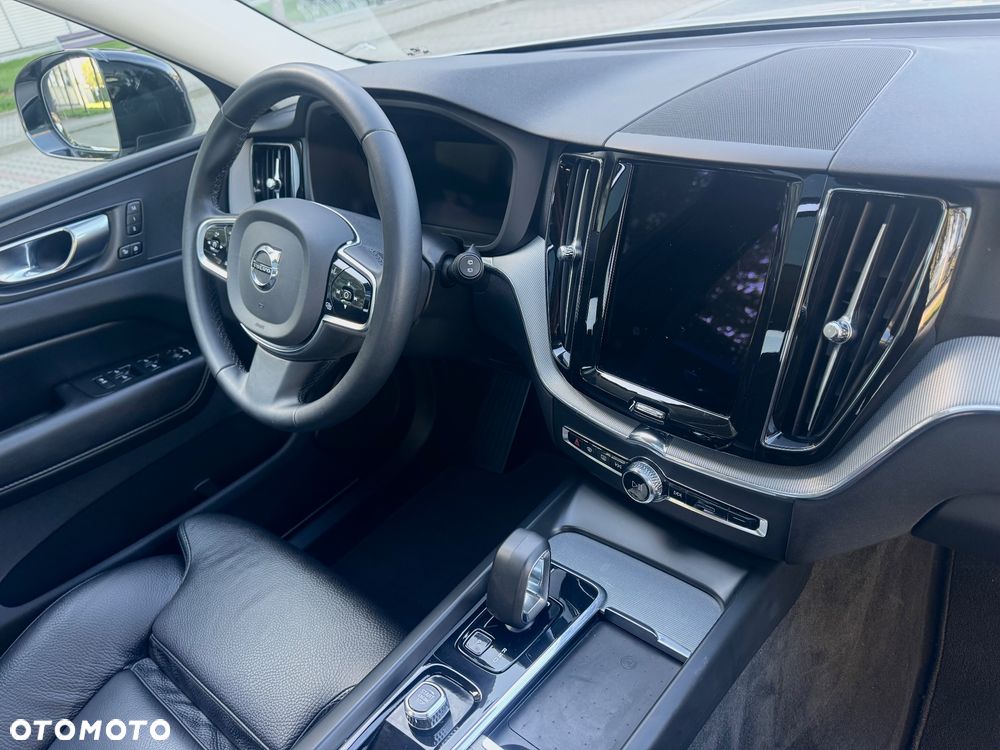 Volvo XC 60 T6 AWD Recharge Geartronic RDesign Expression - 24