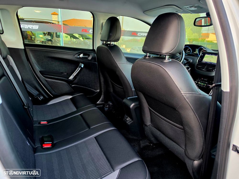 Peugeot 2008 1.2 PureTech Allure EAT6 - 12