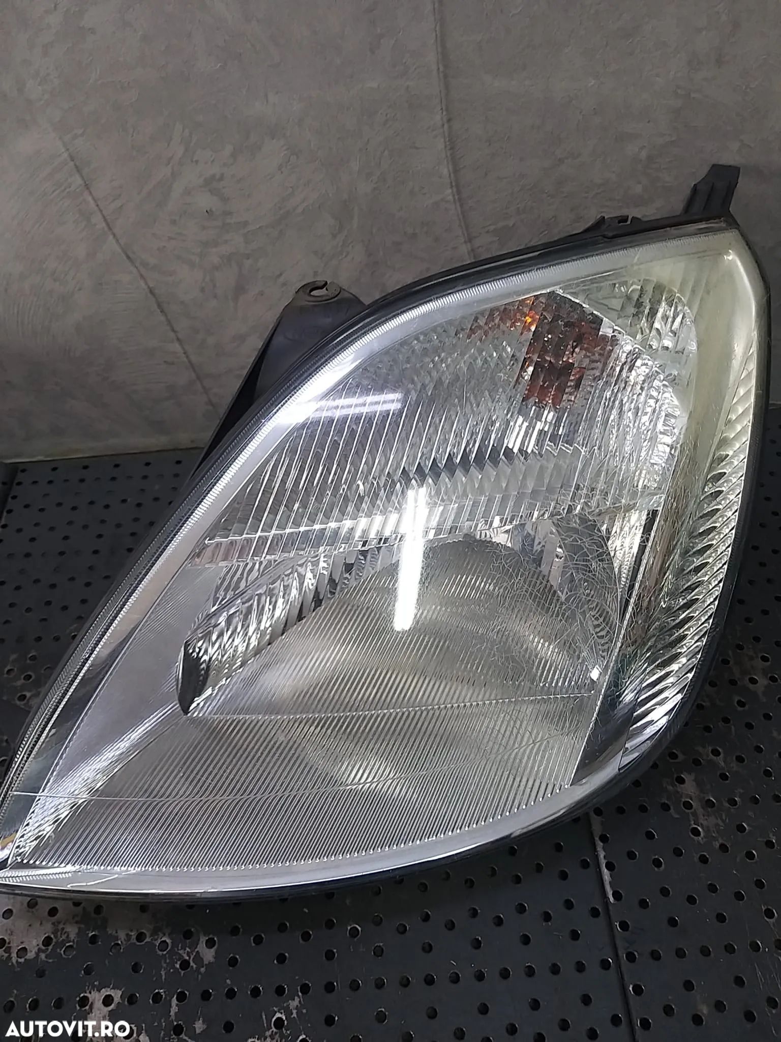 Far stanga ford fiesta 5 jh jd - 1