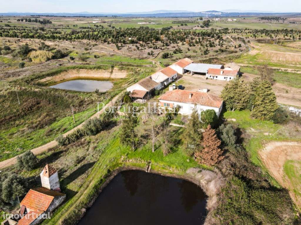 Quinta com casa de habitação T5 e diversas construções - Grande imagem: 2/60