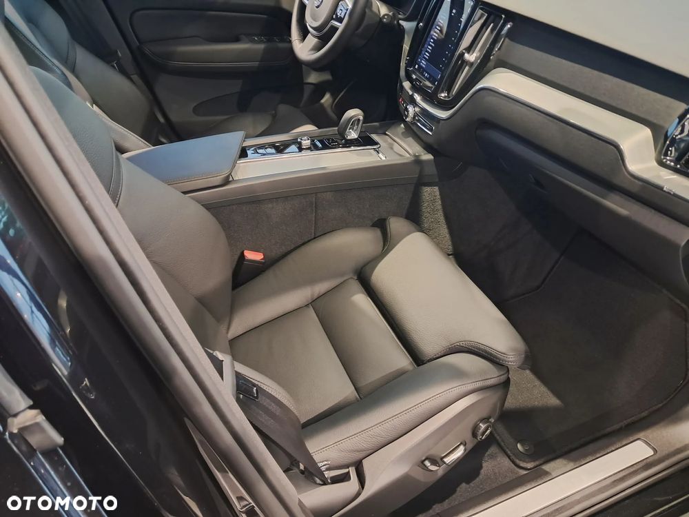 Volvo XC 60 B5 B AWD Plus Dark - 22