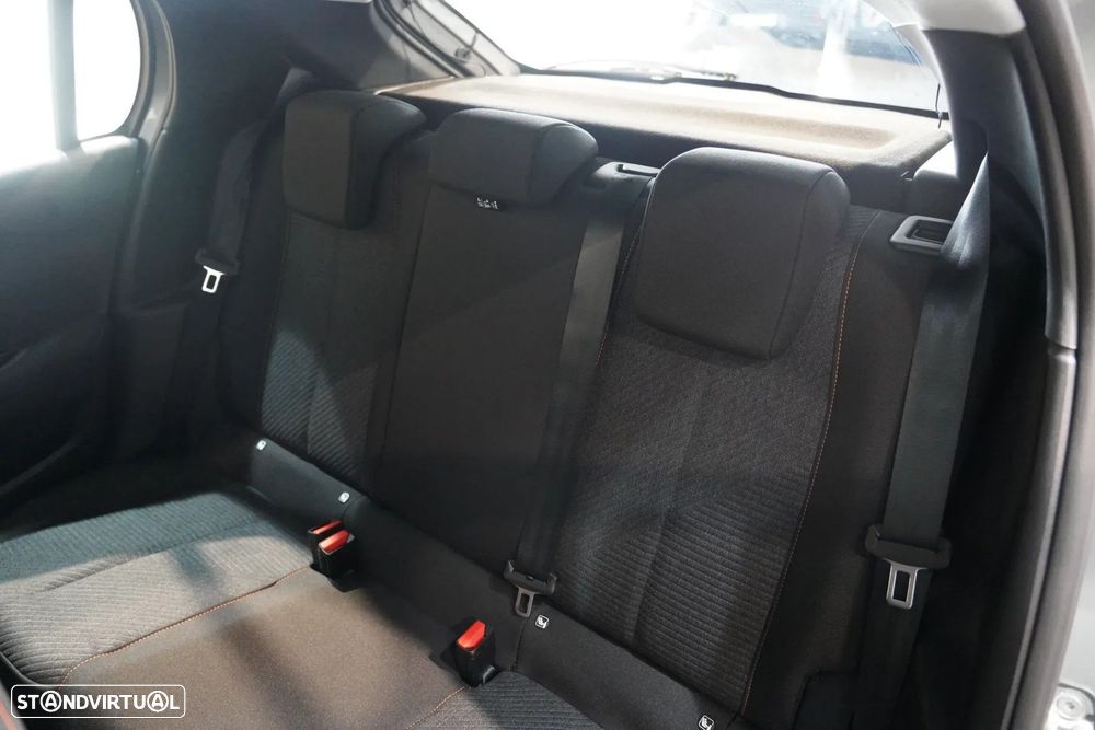 Peugeot 208 - 33