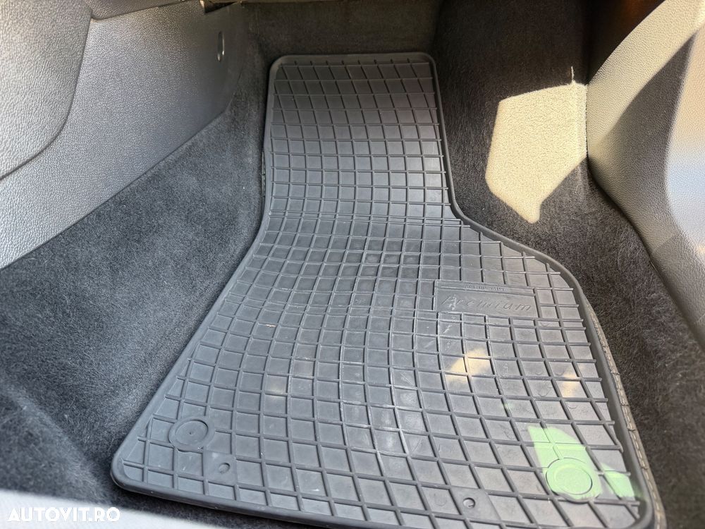 Volkswagen Golf 2.0 TDI BlueMotion Technology Comfortline - 29