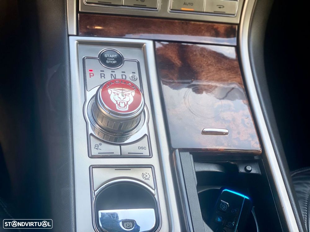 Jaguar XF 2.7 D V6 Premium Luxury - 19