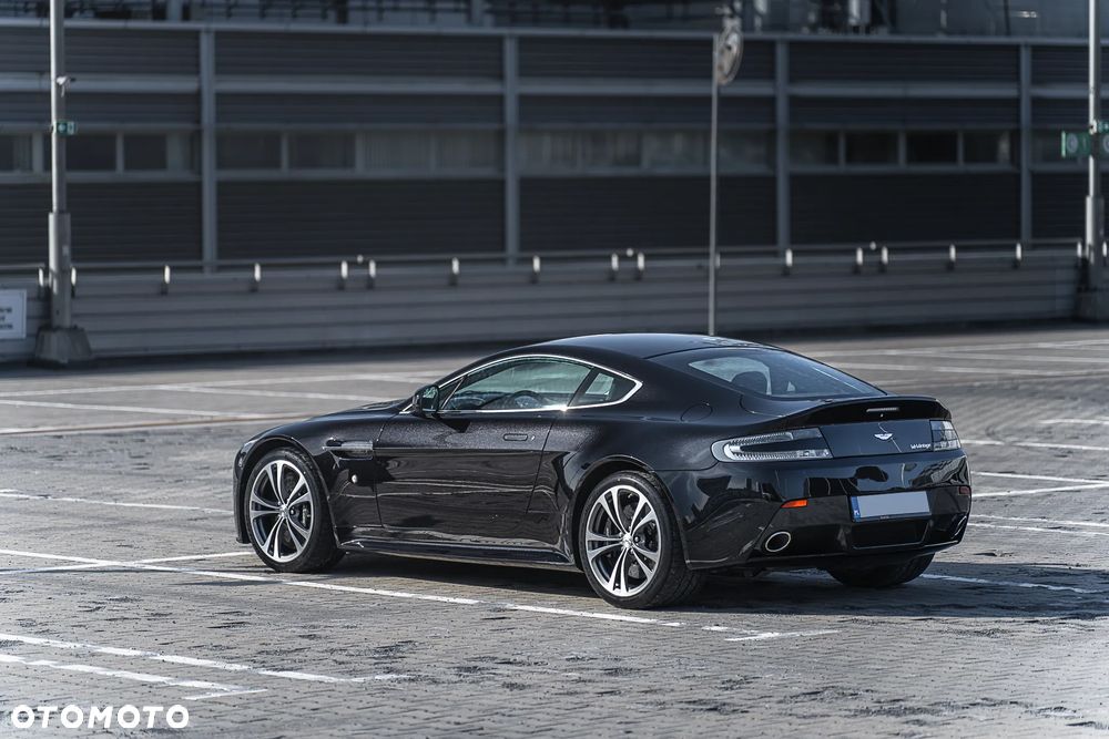 Aston Martin V12 Vantage Carbon Black - 15