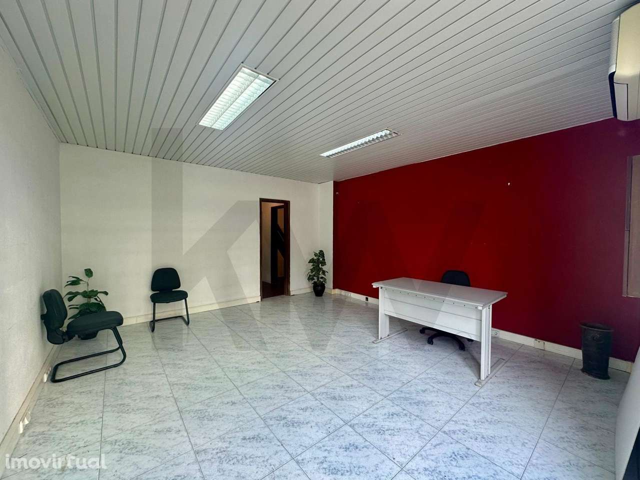 Loja com 31m2,  com  montra de rua,  casa de banho e  arrumos . - Grande imagem: 4/14