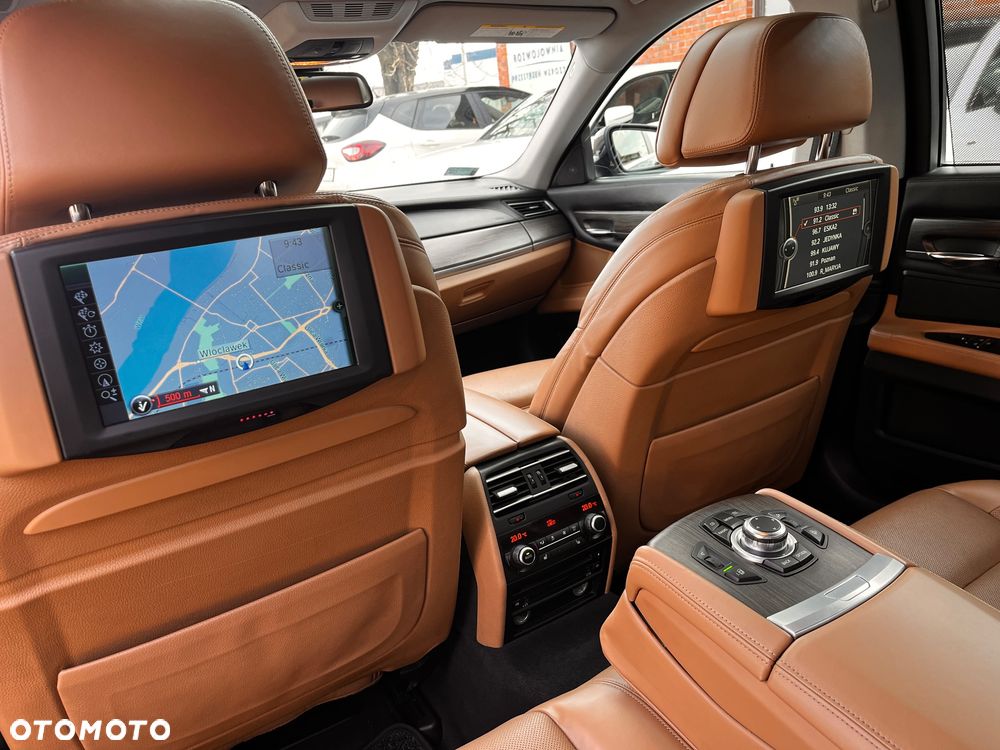 BMW Seria 7 750i xDrive - 32