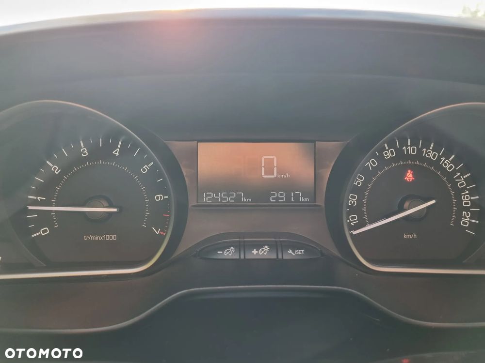 Peugeot 2008 1.2 VTi Allure - 23