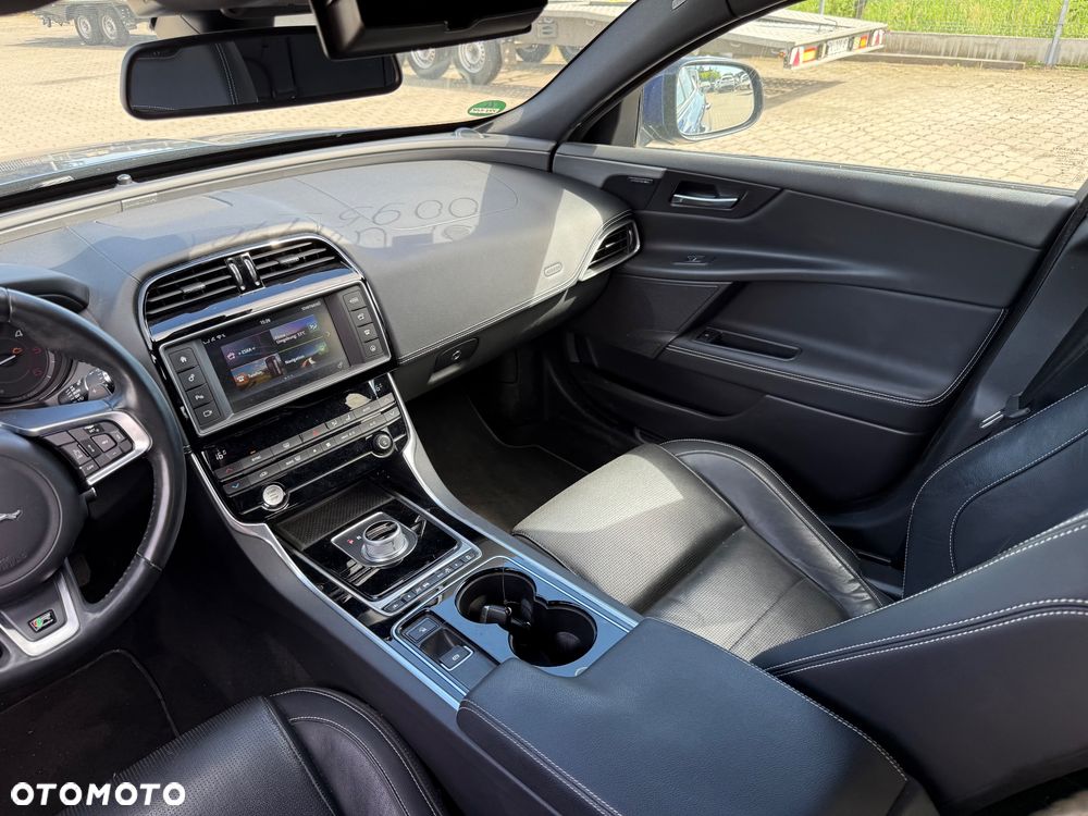 Jaguar XE 20d R-Sport - 13
