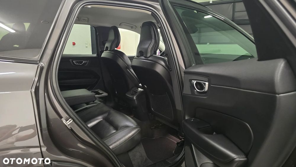 Volvo XC 60 B4 D AWD Plus Dark - 6