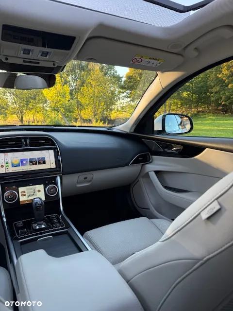Jaguar XE 2.0 P250 R-Dynamic SE - 14