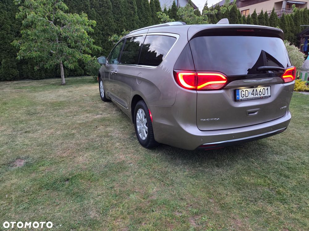 Chrysler Pacifica - 5