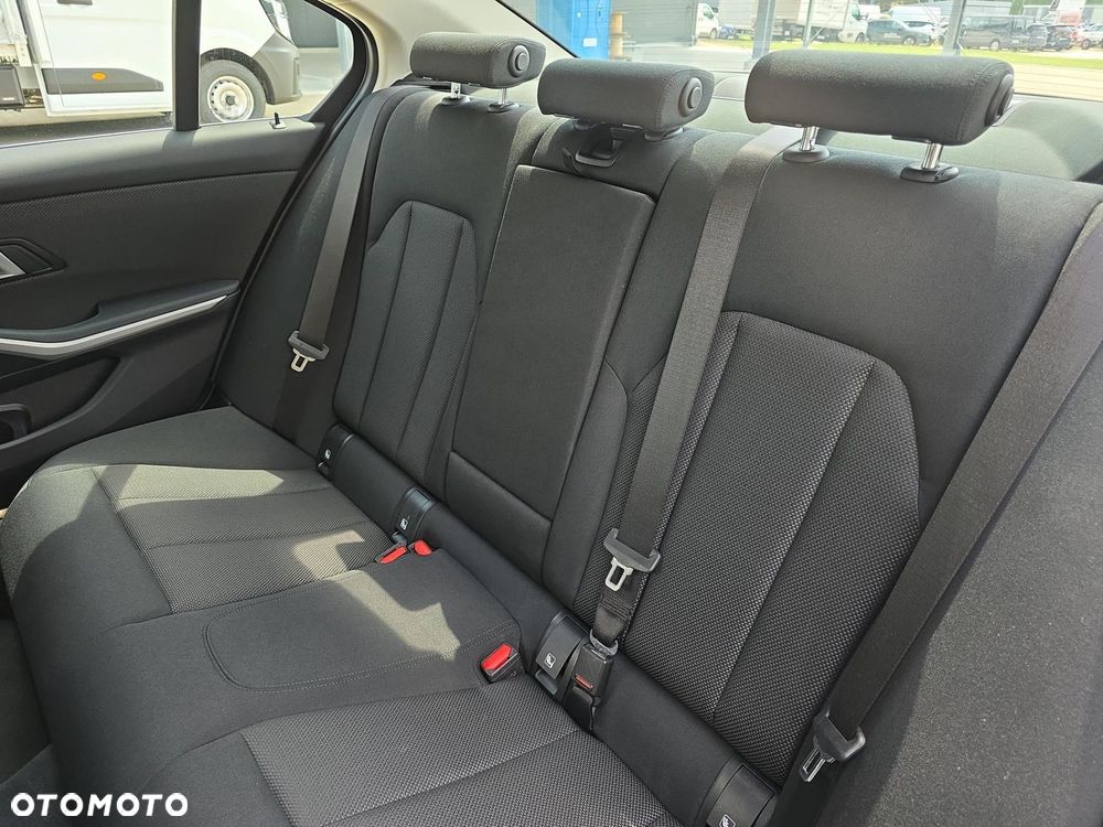 BMW Seria 3 318d - 11
