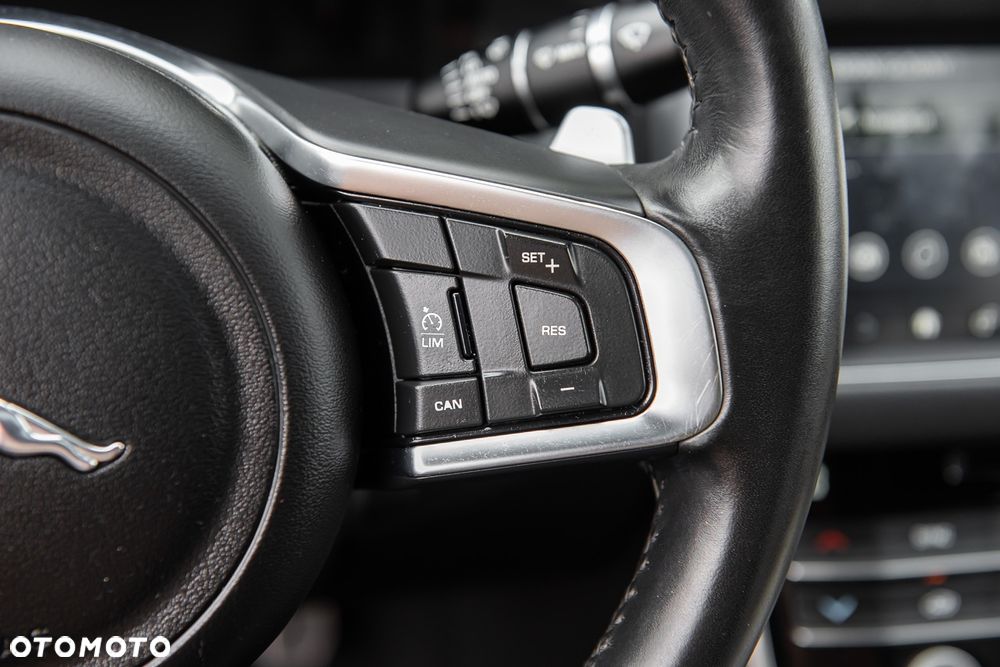 Jaguar XF P250 R-Dynamic BLACK - 22