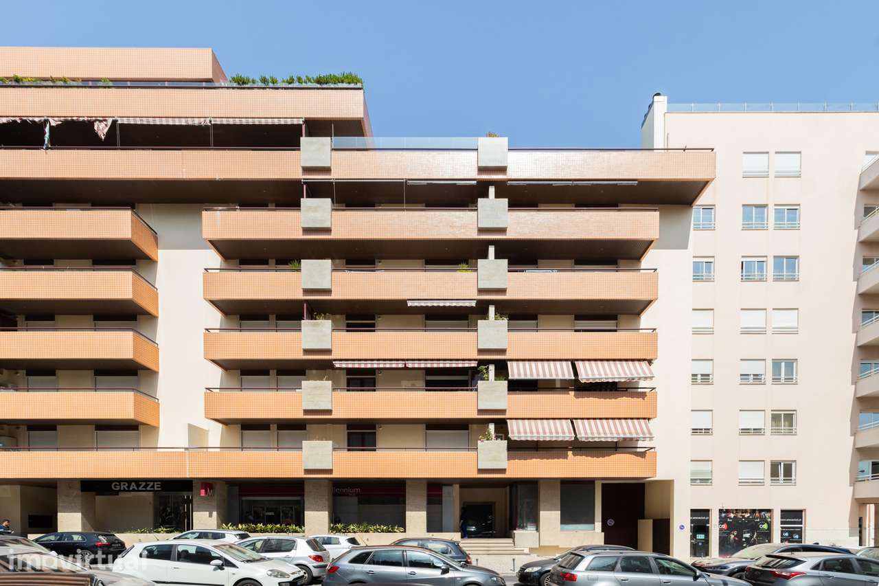 T3 em Oeiras com vista de mar e 2 lugares de estacionamento - Grande imagem: 2/46