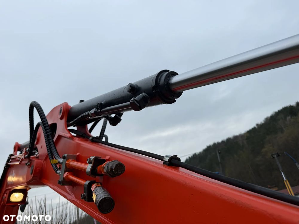 Kubota U55-4. koparka 5,5 tony. 2016 rok. 2300 mtg! KLIMATYZACJA. Długie ramie plus! 3sekcje Hydrauliczne. zamki na tłokach. Koparka Jak nówka sztuka. Zadbana zero zużycia. Z gospodarstwa Norweskiego. Zmiana łyżek Hydrauliczna. LENHOFF. Ani deka luzów wycieków. Szybka wolna jazda. Gąski perfekt stan. OKAZJA TANIO. Aktualna Dekra. Po serwisach eksploatacyjnych. Mocny silnik Kubota 4 cylindry! Zamki na tłokach. Wielka Okazja - 23