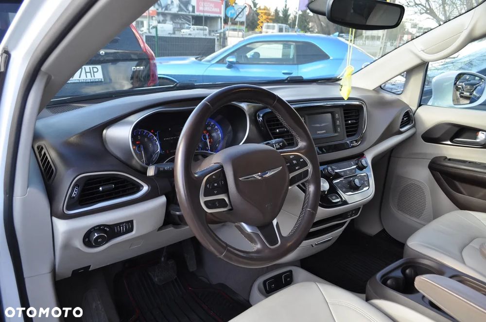 Chrysler Pacifica - 11