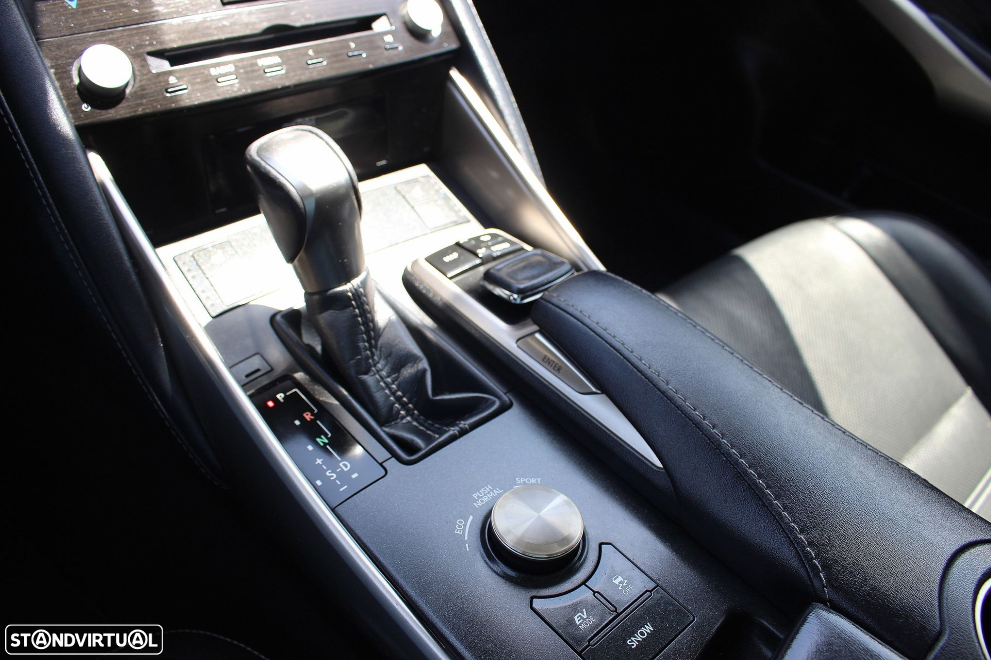 Lexus IS 300H Luxury - 36