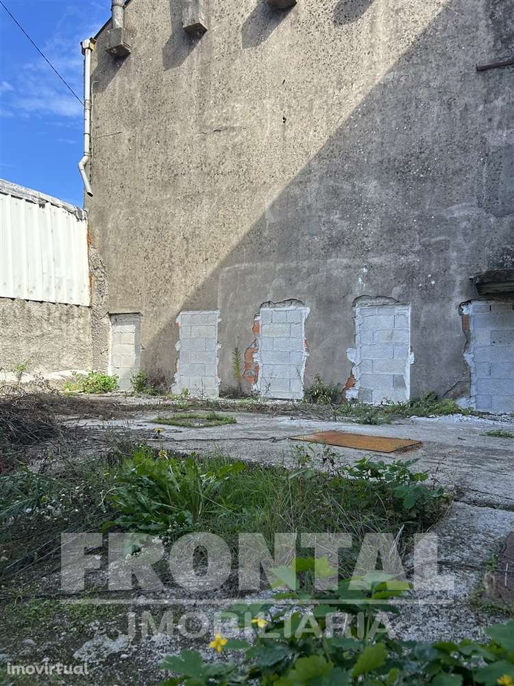 Terreno com Casa e Armazém - 423 m2 | Milheirós, Maia - Grande imagem: 5/17