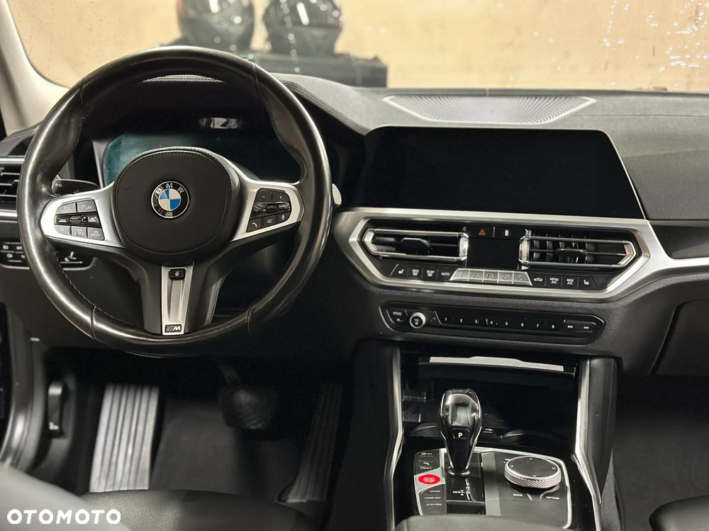 BMW Seria 3 330i M Sport - 11