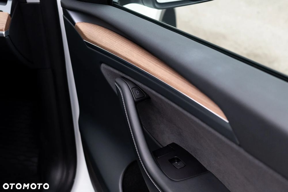 Tesla Model Y - 27