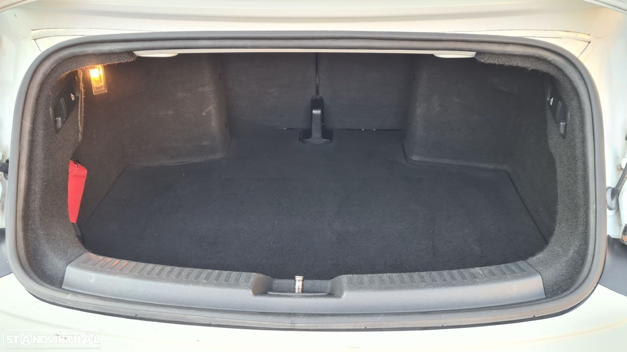 VW New Beetle Cabriolet 1.6 TDi Design - 37