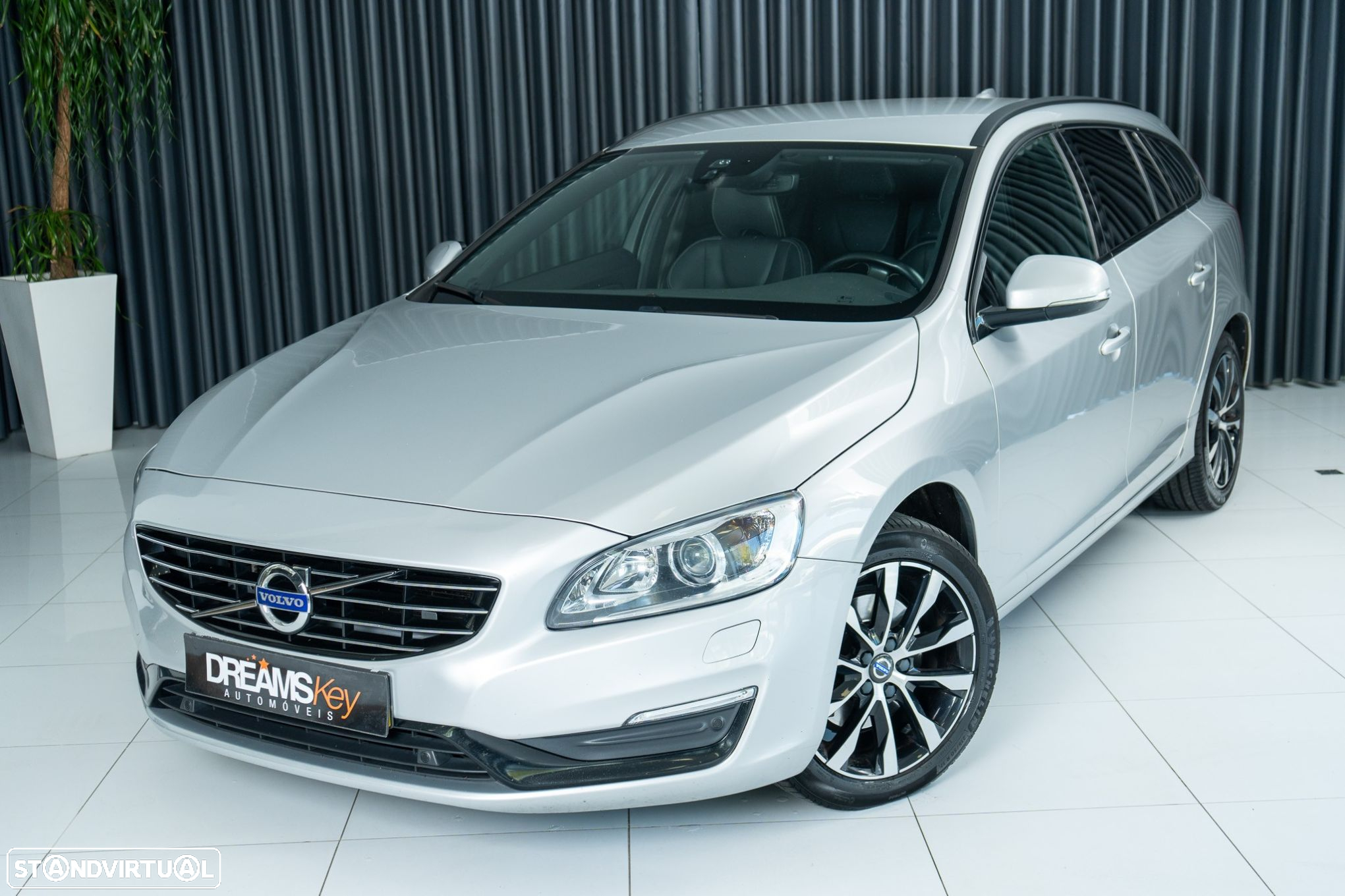 Volvo V60 2.0 D3 Momentum Geartronic - 20