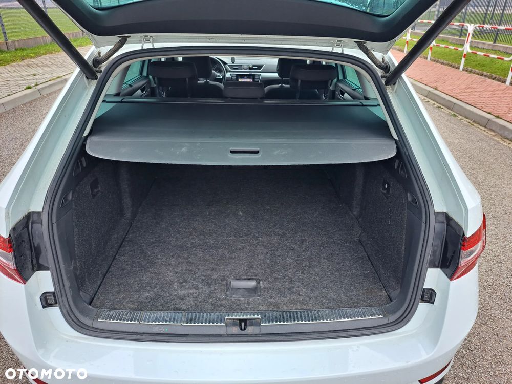 Skoda Superb 2.0 TDI Premium Edition - 9