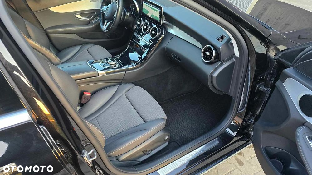 Mercedes-Benz Klasa C 220 d 4Matic T 9G-TRONIC Avantgarde - 24