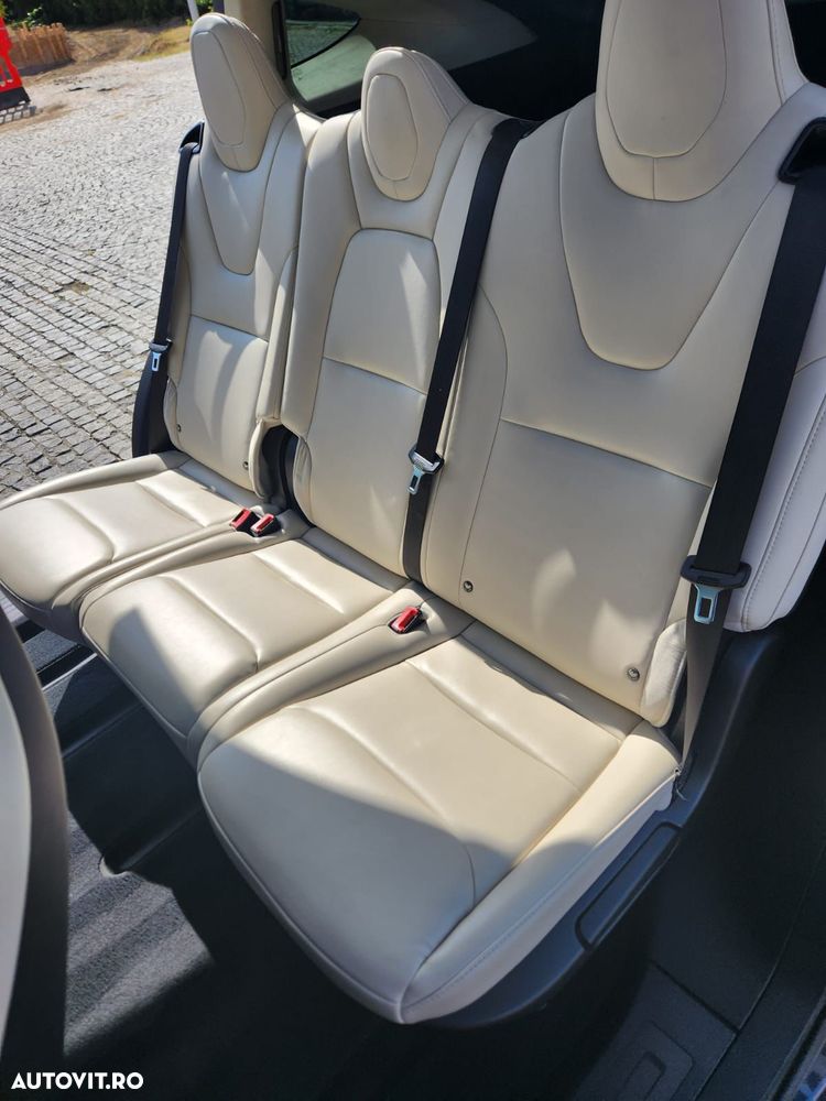 Tesla Model X - 9