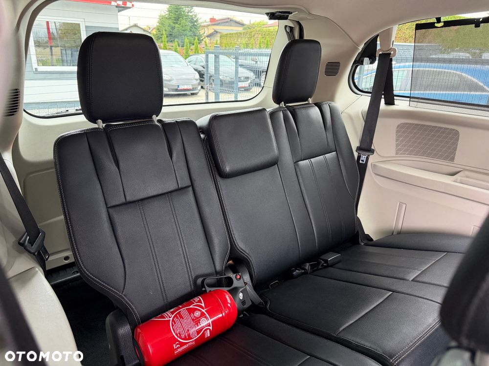 Chrysler Town & Country - 29