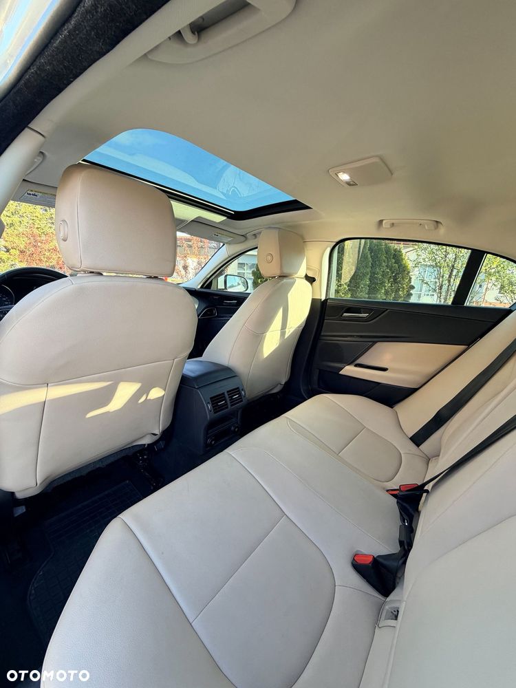 Jaguar XE 25t AWD Prestige - 21