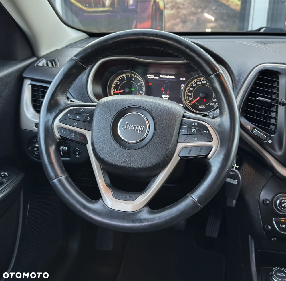 Jeep Cherokee - 32