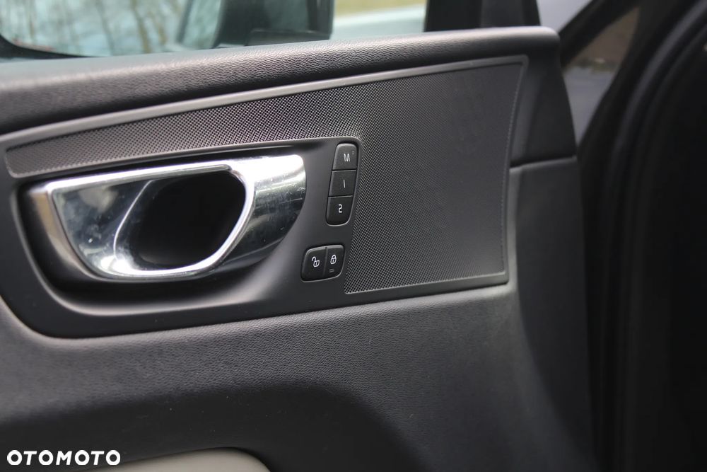 Volvo XC 60 B4 D AWD Geartronic Momentum Pro - 22