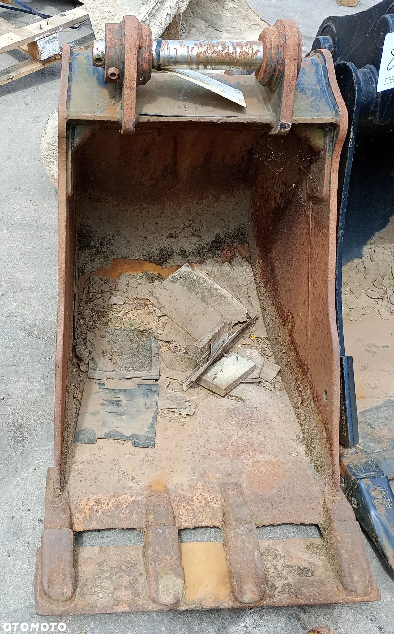 ŁYŻKA KOPIĄCA z lemieszem z zębami 22" CAT - 3