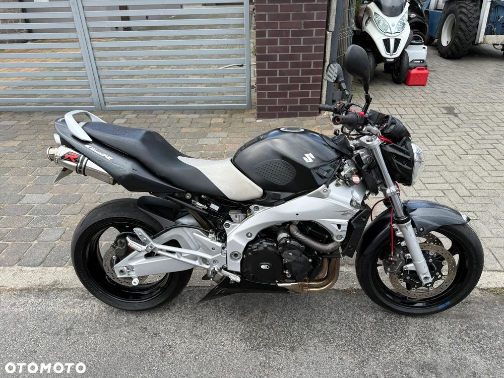 Suzuki GSR - 4