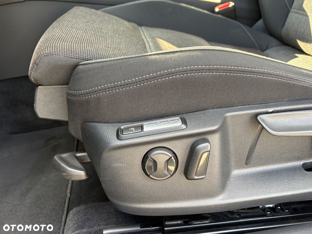 Volkswagen Passat 2.0 TDI SCR Business - 23