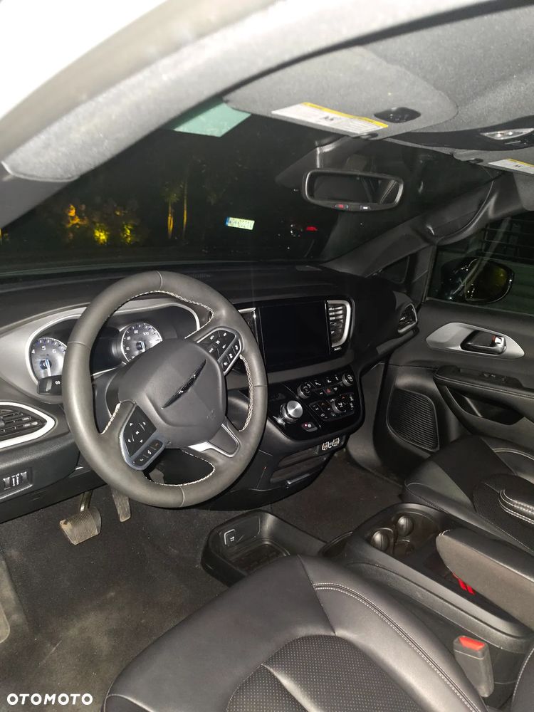 Chrysler Pacifica - 17