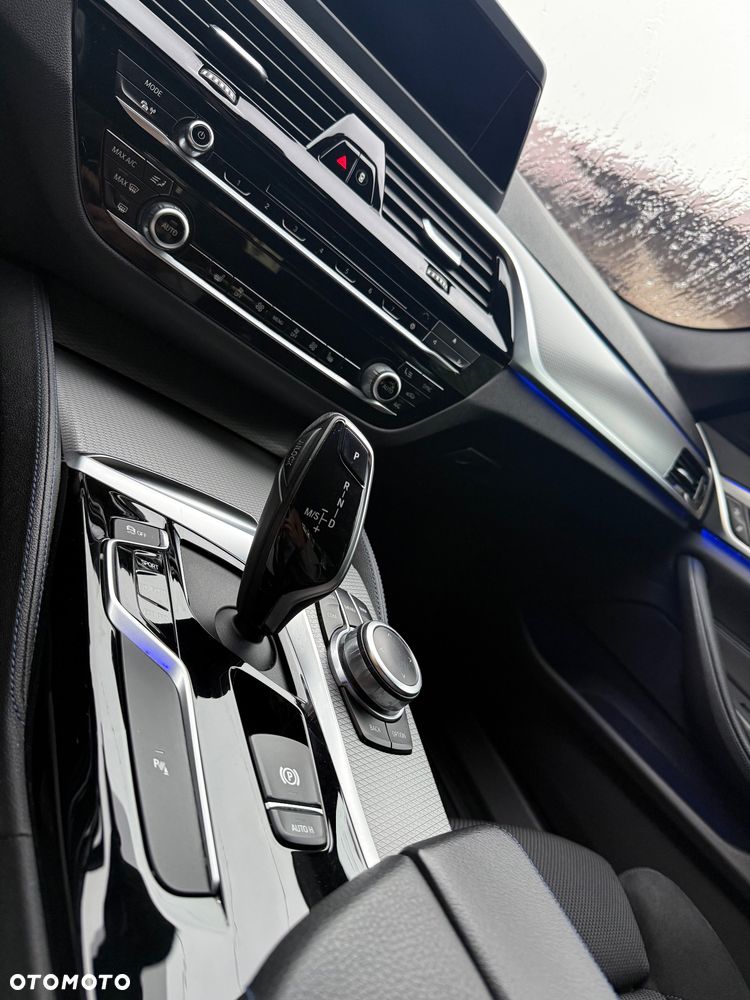 BMW Seria 5 518d M Sport - 8