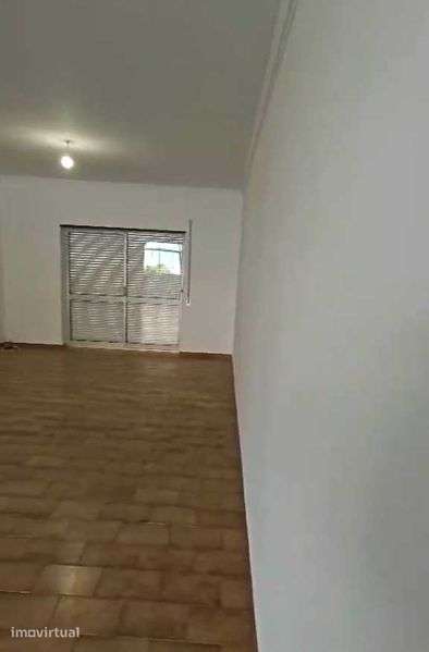 Andar de moradia com dois pisos, terraço e varanda - Grande imagem: 3/12