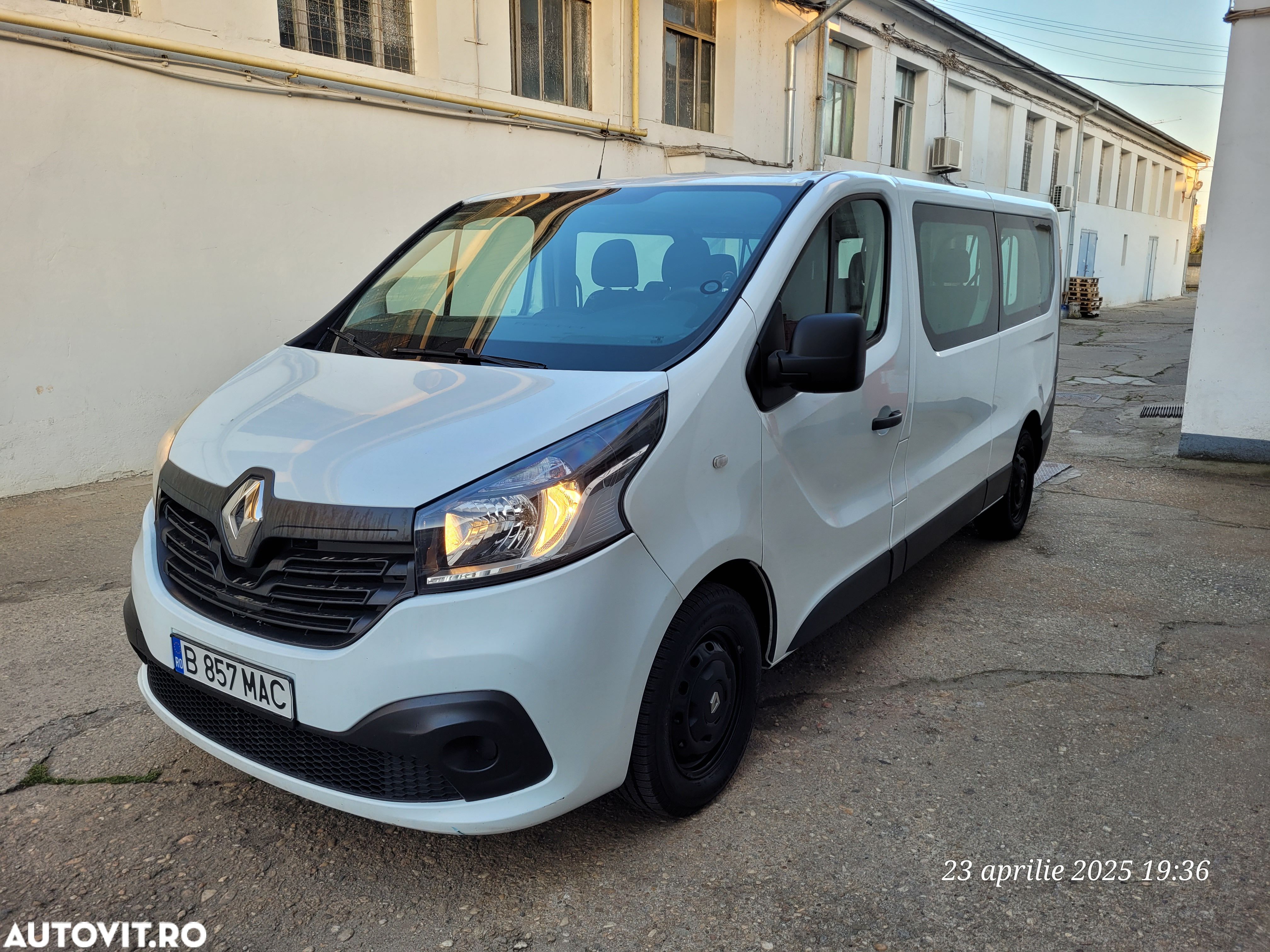 Renault Trafic Combi L2H1 1.6 dCi TT 145 7+1 Expression Plus - 1