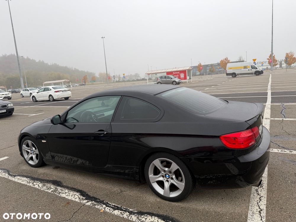 BMW 3 Series 2011 photo 3