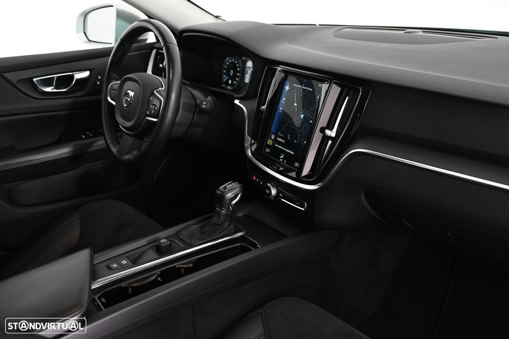 Volvo V60 2.0 D3 Momentum Geartronic - 27