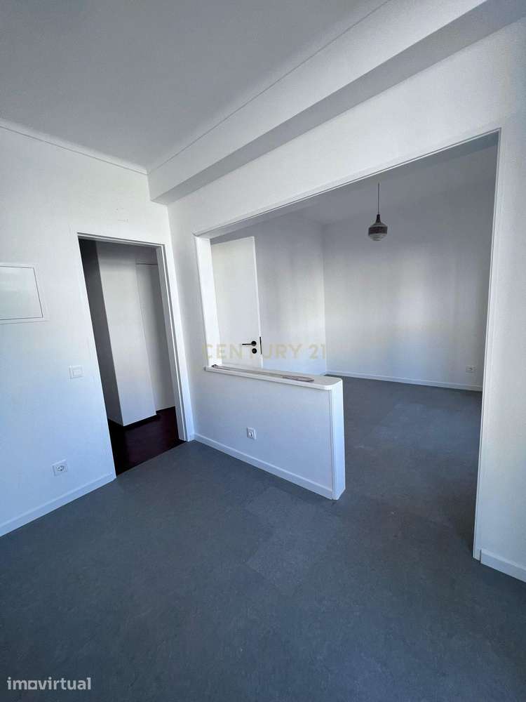 ARRENDAMENTO | APARTAMENTO RENOVADO COM TERRAÇO E VARANDAS - EXCELENTE - Grande imagem: 5/25
