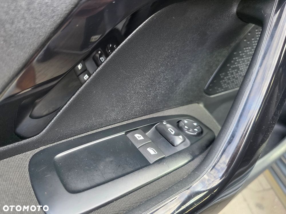 Peugeot 208 - 16