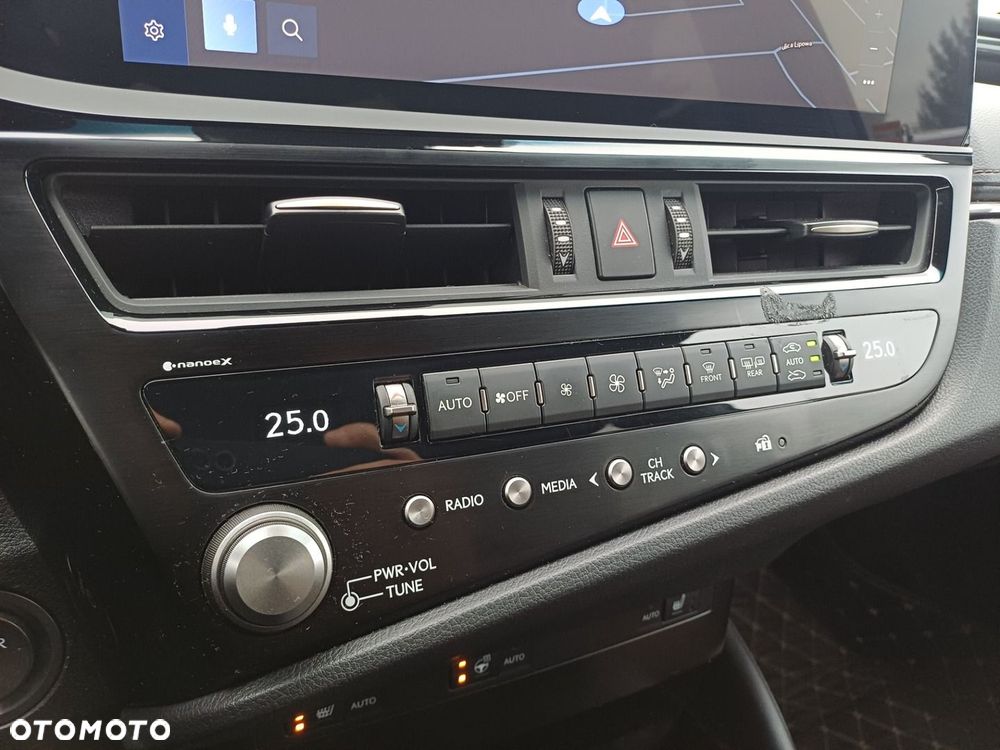 Lexus ES 300h Business Edition - 21