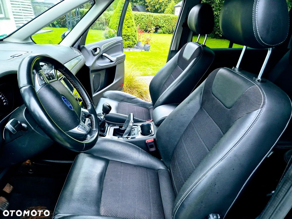 Ford Galaxy 2013 photo 2