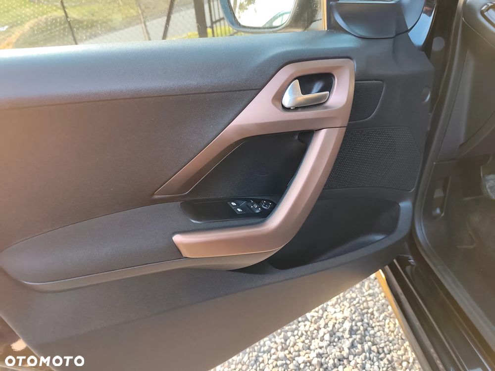 Peugeot 208 82 PureTech Style - 11