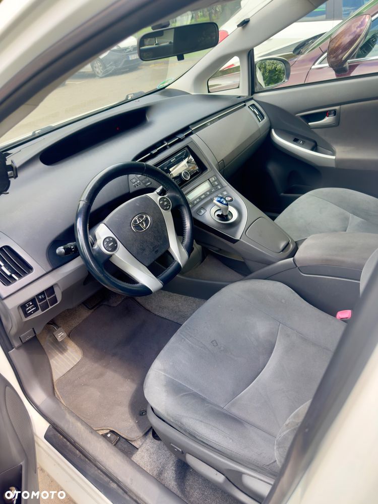 Toyota Prius (Hybrid) - 6