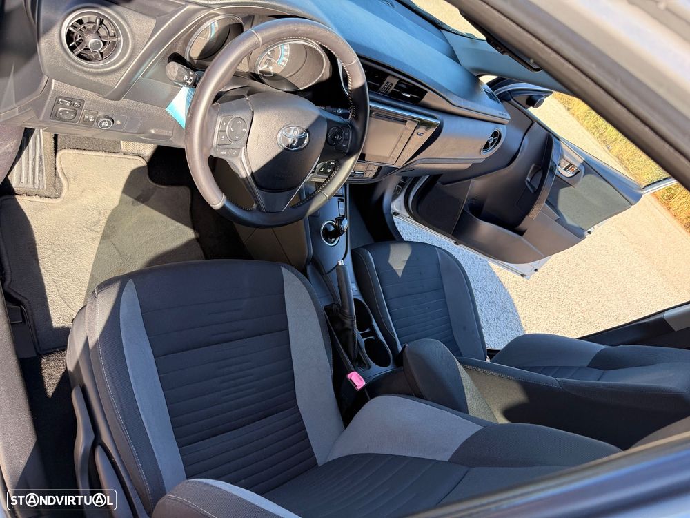 Toyota Auris Touring Sports 1.8 HSD Comfort+P.Sport - 6